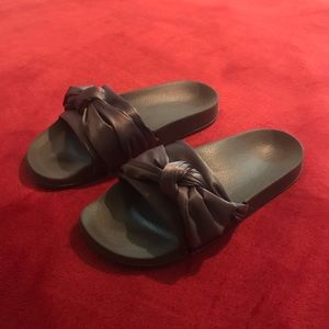 Silver bow slides US size 5-6